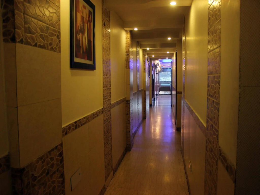 Star view by Hotel Black mooncouple friendly Near Rk ashram Metro