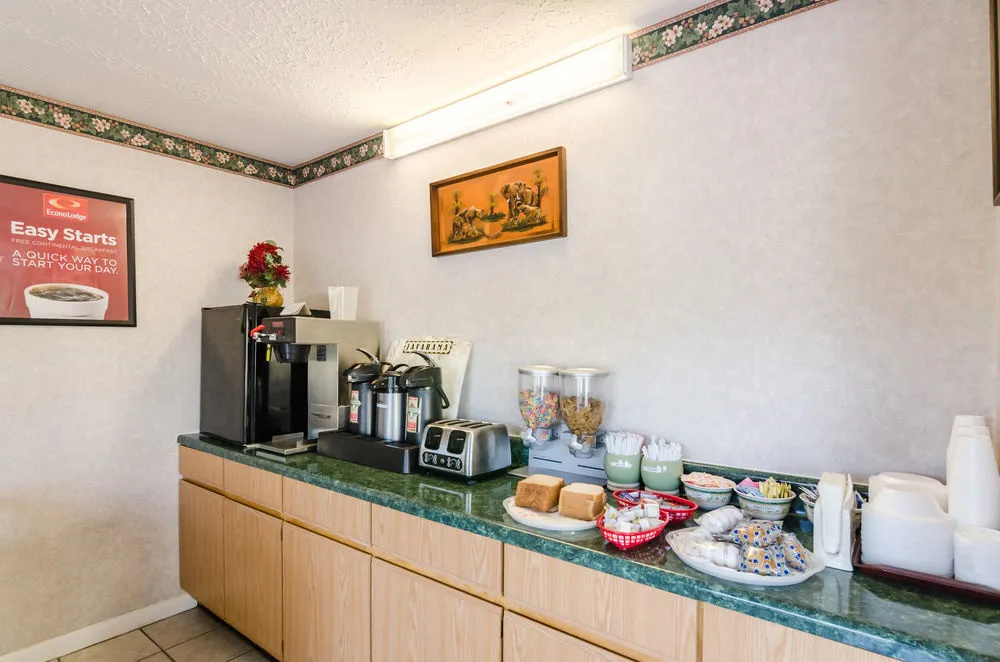 Econo Lodge Pottery