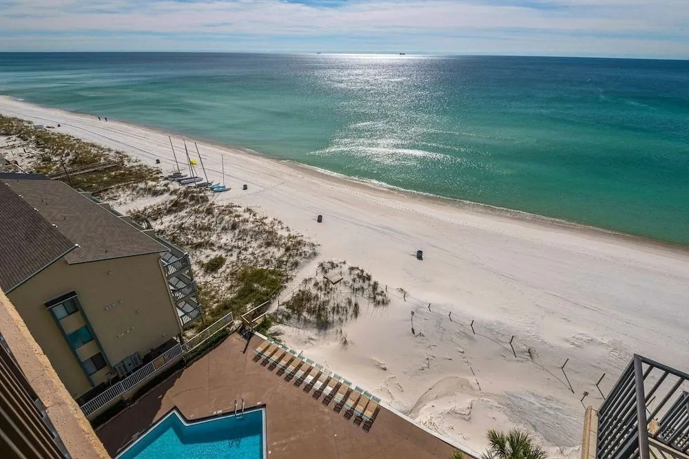 Pelican Walk 904