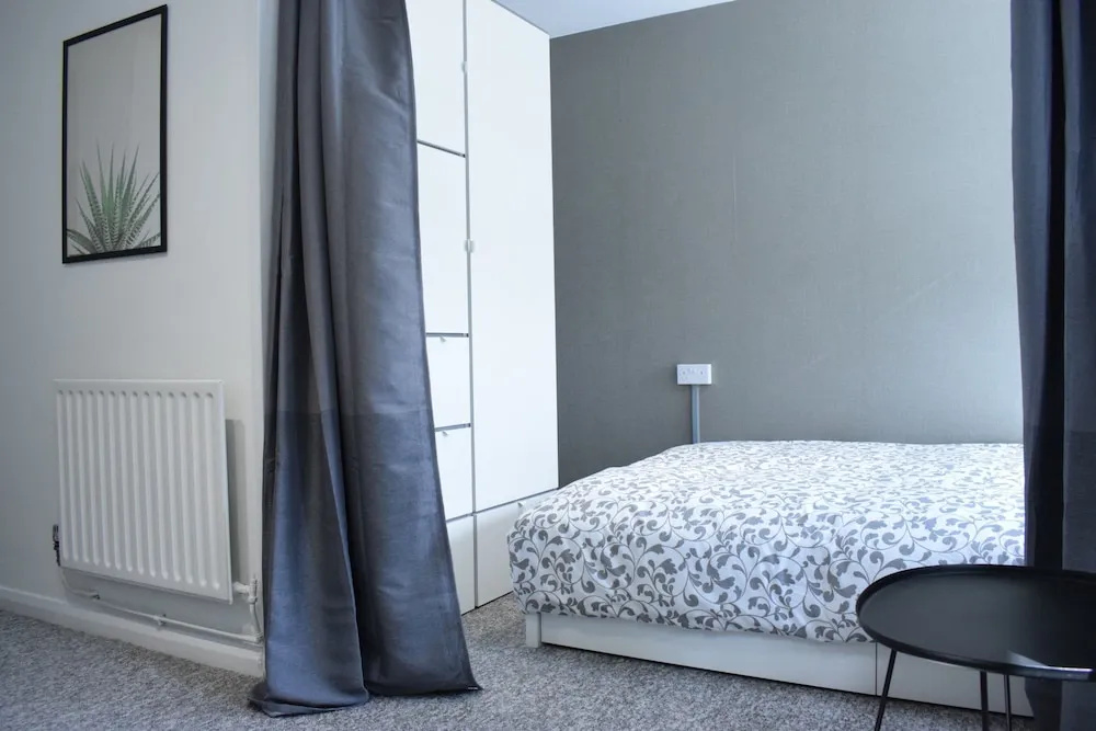 Shadwell 1 Bedroom Flat With Balcony