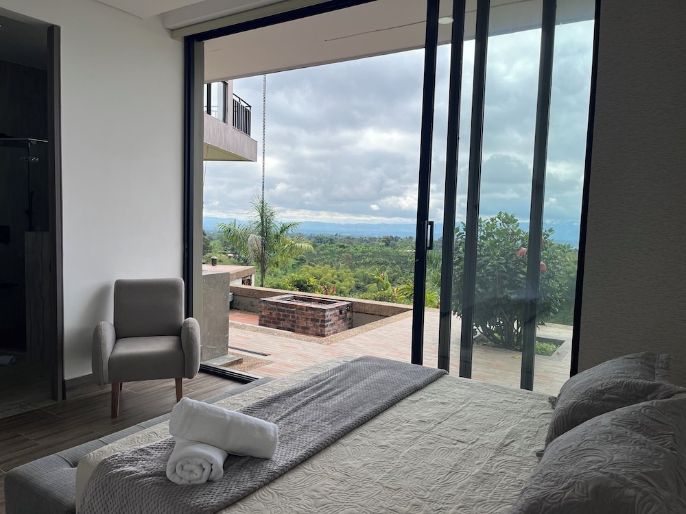 Chalet con piscina infinity y vistas 180