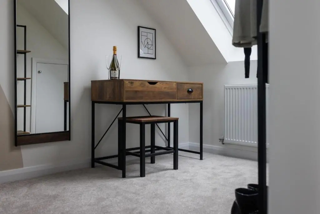 Air Host and Stay - Beautiful new build 3 bedroom house sleeps 5 minutes from LFC 14