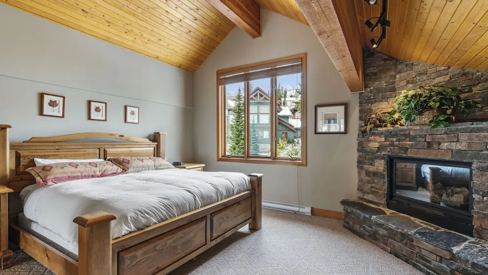 Coyote Creek - Large Ski In/Ski Out Chalet with Amazing Views & Private Hot Tub