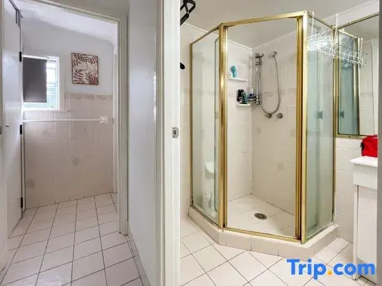 Spacious 4-Bedroom Family Home - Close to Airport & City