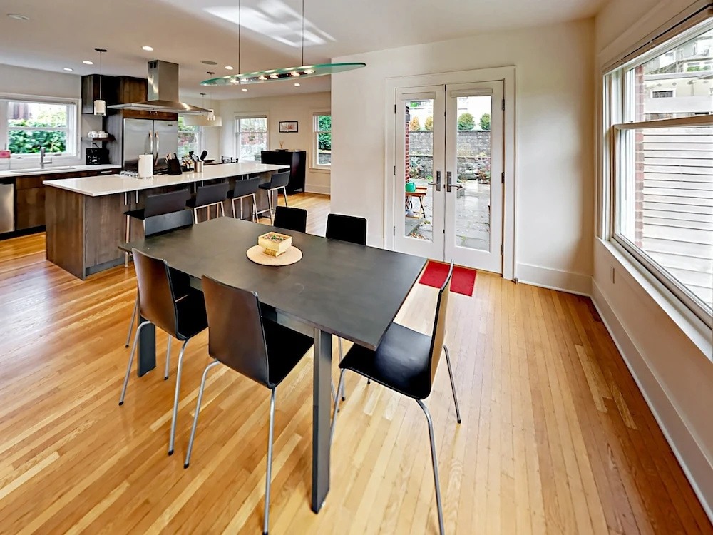 Chic Seattle Queen Anne  W/view 3 Bedroom Home