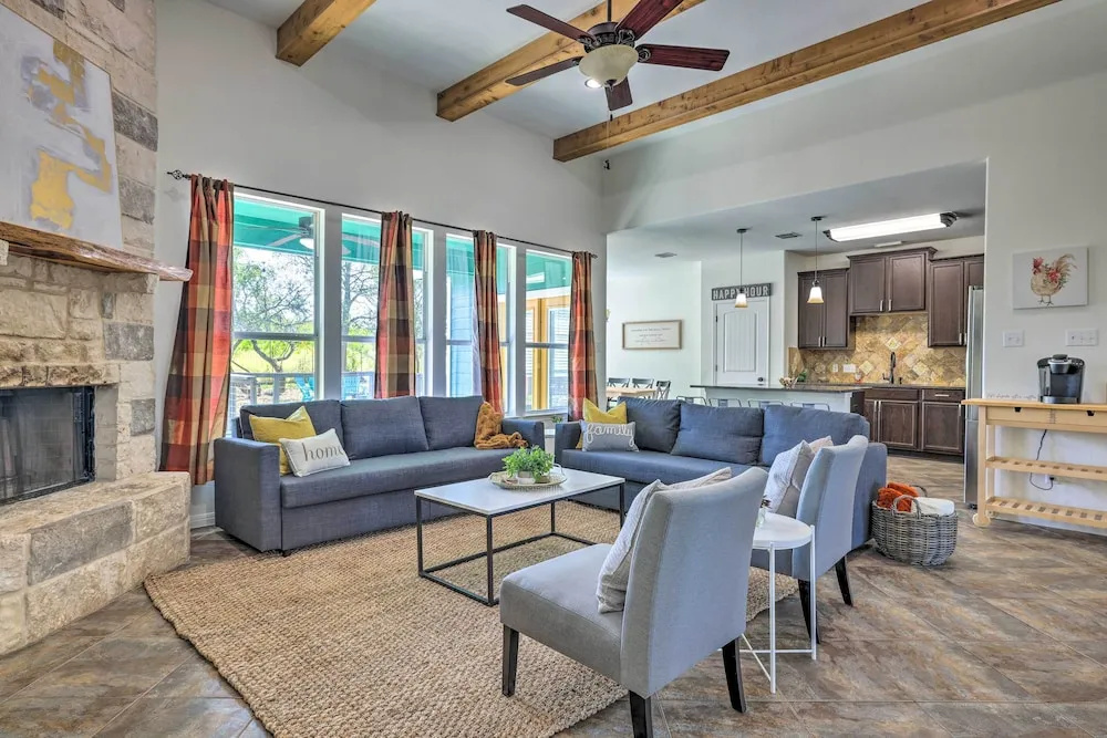 Gorgeous Luxury Home With Hot Tub Just 3 Miles to Dtwn!