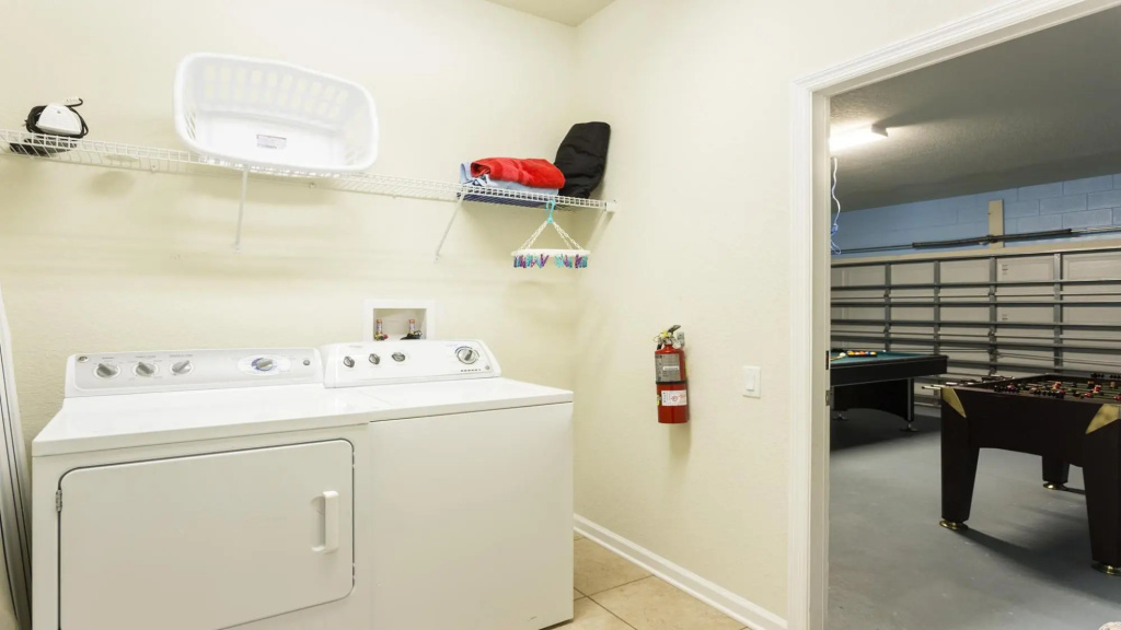 Spacious 6BR Villa with Pool SPA 3 Miles to Disney
