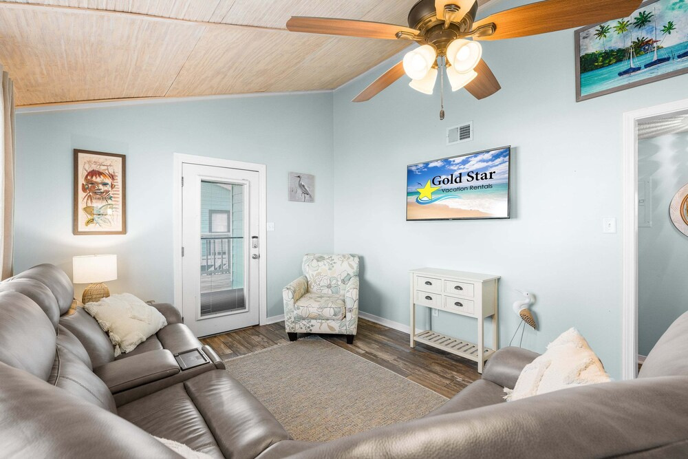 Lani Kai 230 Gulf Coast Condo. Walk to Beach + Pools + Balcony Views!