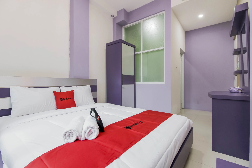 RedDoorz Plus near Stasiun Bekasi