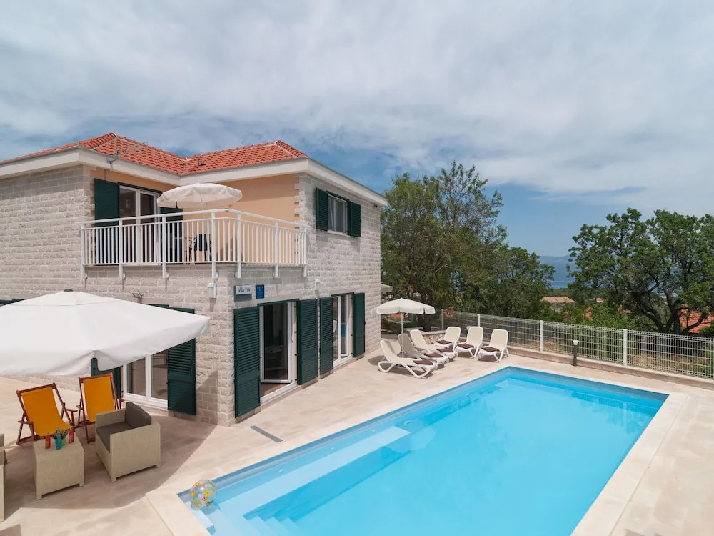 Gorgeous Holiday Home in Skrip Near Centre with Pool