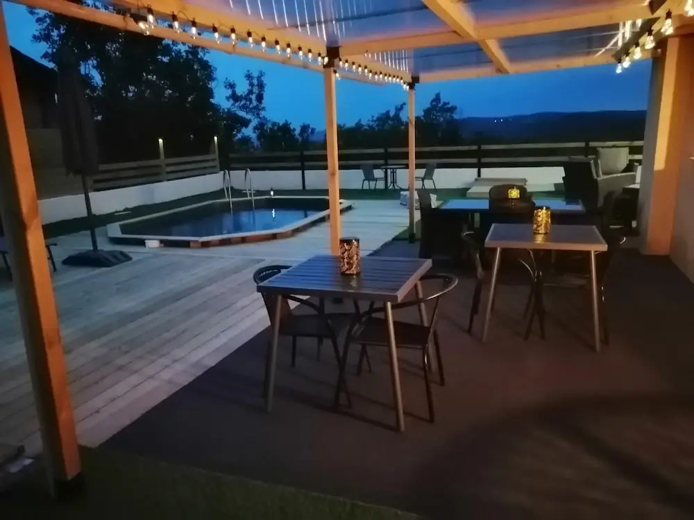 LAPAUSEDEGOUT piscine chambres climatisées jacuzzi terrasse
