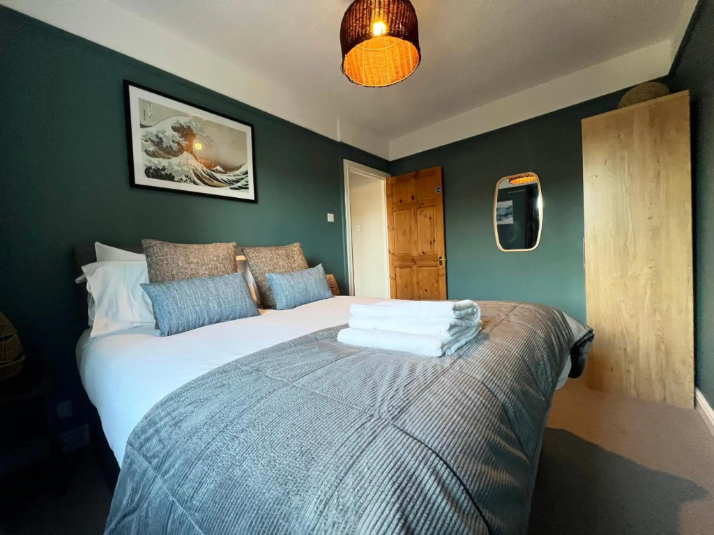 Recently Refurbished 3 Bedroom Home with Parking - Perfect for Longstays - Sleeps 8