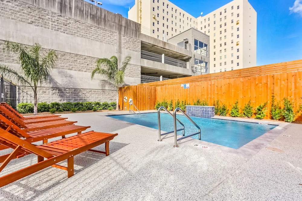 Chic 4 BR Condo - Large Pool - Perfect Location