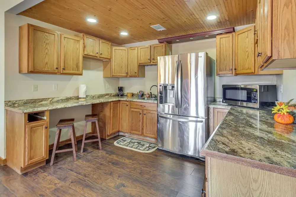 Hot Tub, Game Tables & Mtn Views: Ellijay Cabin