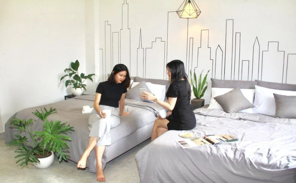 MIDMOST Boutique Hostel