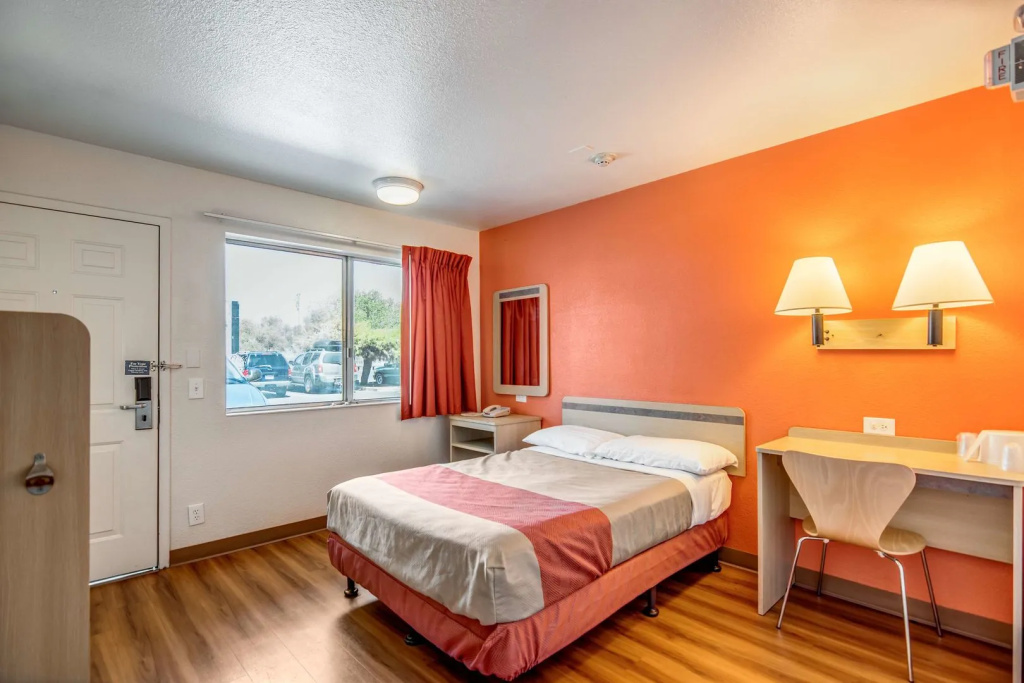 Super 8 by Wyndham Tracy