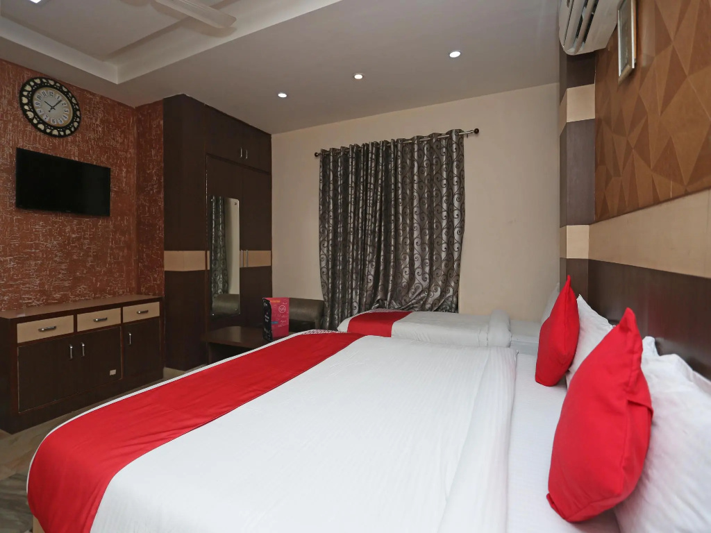 OYO Flagship 12177 Hotel Crystal Inn