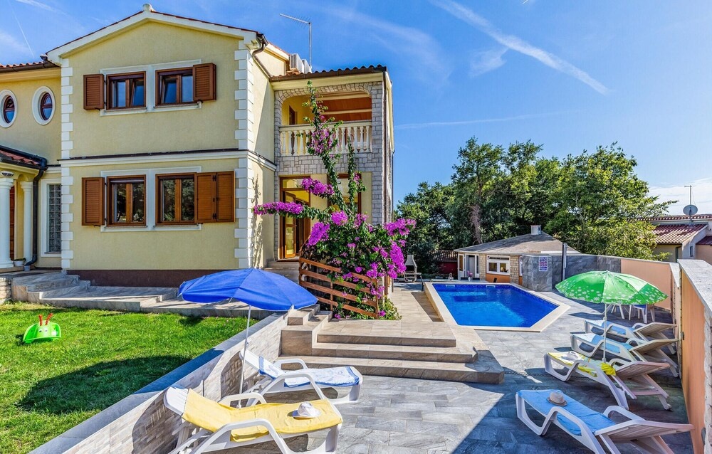 Stunning Home in Medulin With Wifi and 7 Bedrooms