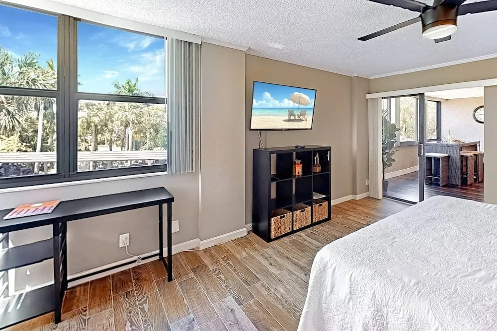 Harbor Towers Renovated 2nd Floor Suite