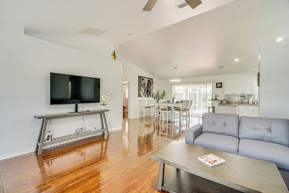 Heated Pool, 1 Mi to Golf! Cape Coral Canal Escape