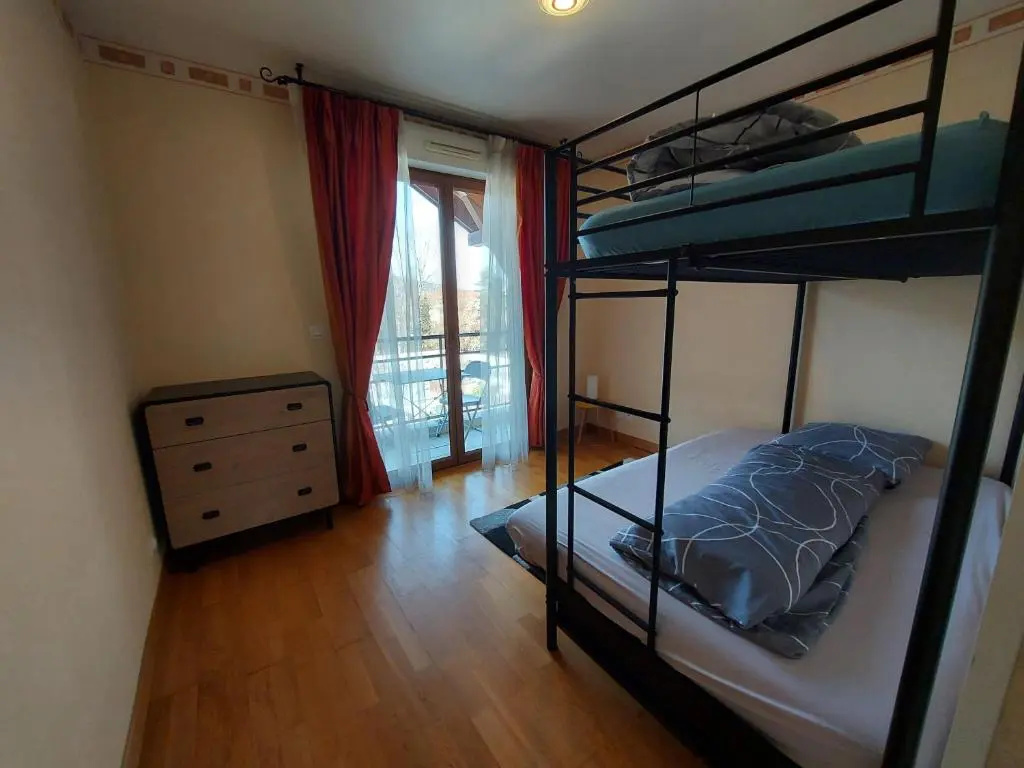 Au cœur de St Jorioz, spacieux appartement avec terrasse et vue montagne.