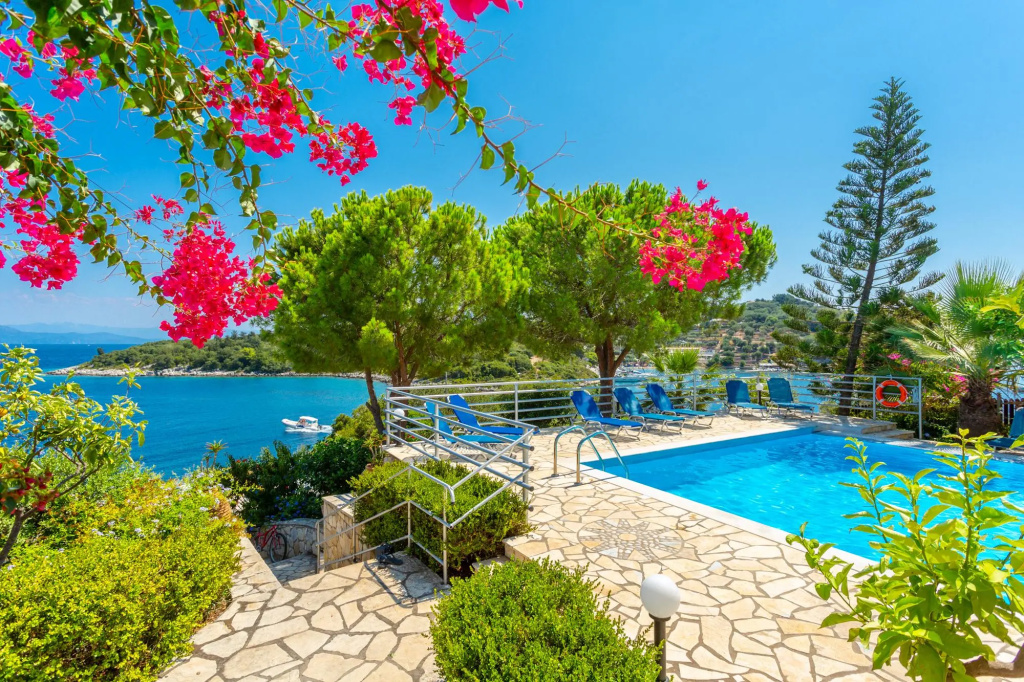Dolphin Studio Swimming Pool Walk to Beach Sea Views A C Wifi Car Not Required - 559