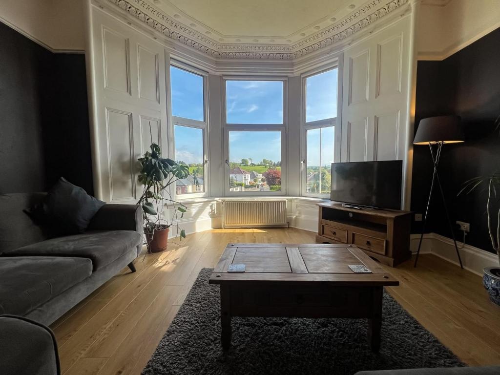 A Spacious Flat with Character - Private Car Space