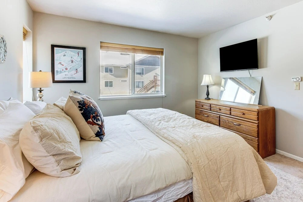 < 1 Mi to Big Sky Resort: Quiet Mtn-view Retreat
