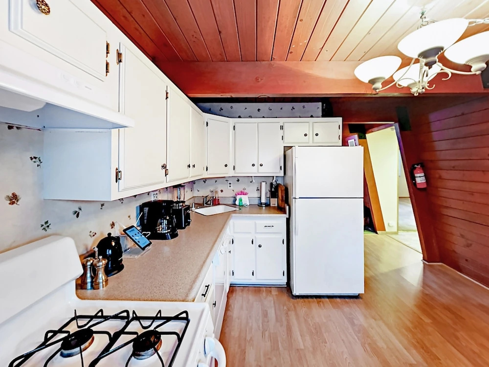 1027 Pine Mountain Drive Home 3 Bedrooms 2.5 Bathrooms Home