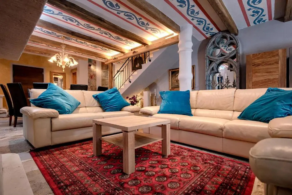 Luxury Palazzo v. Pelsocz Hvar Town