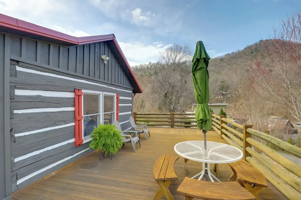 Scenic Hot Springs Retreat Near Appalachian Trail!