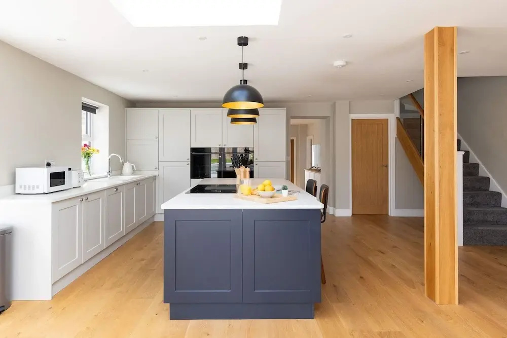 Modern 5-bedroom Retreat Nr Coast