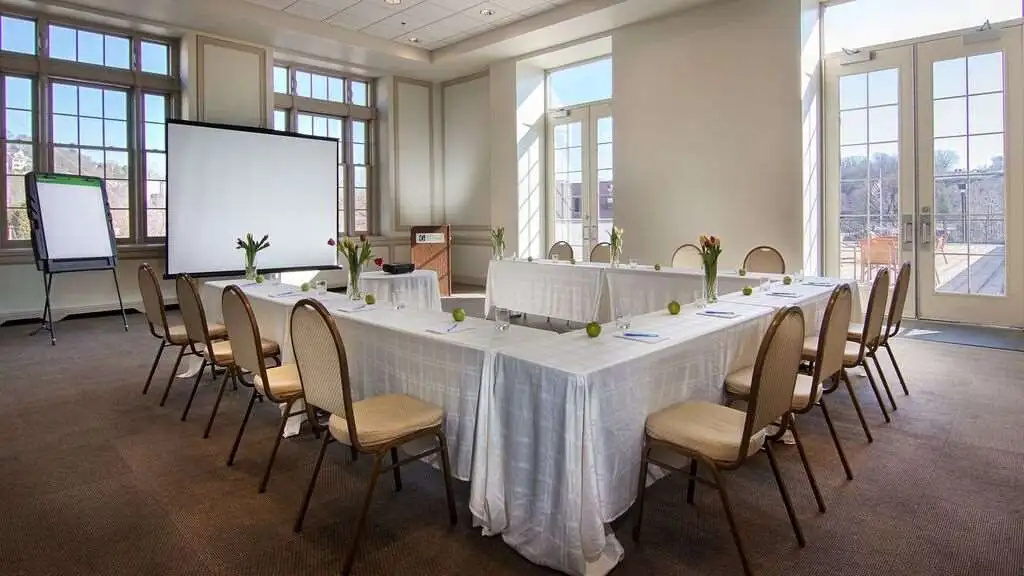 Grand Eastonian Hotel & Suites