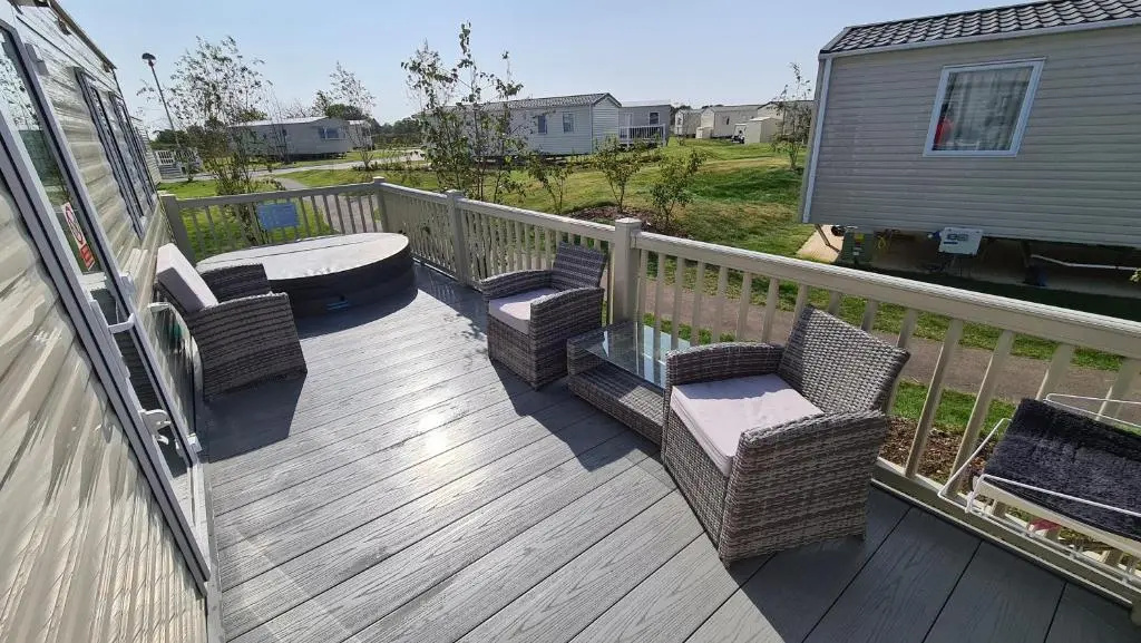 Luxury 8 berth Caravan with Hot Tub at Tattershall Lakes
