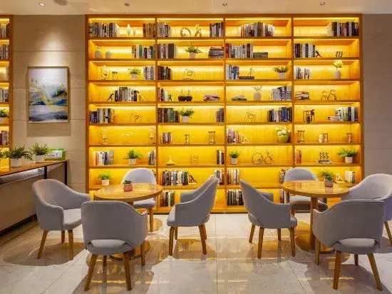Home Plus Hotel (Chengdu Shuangliu International Airport)