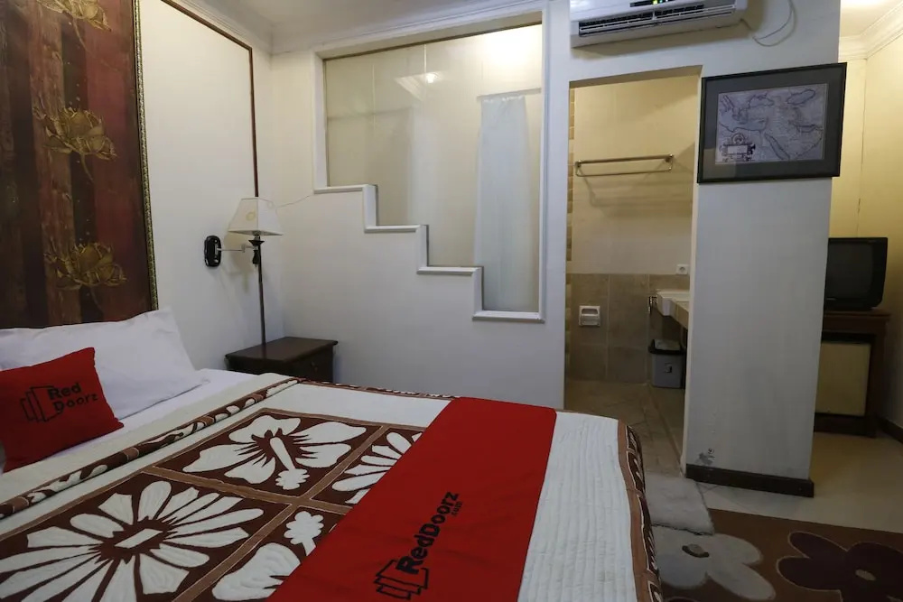 RedDoorz Plus @ Jalan Dharmawangsa