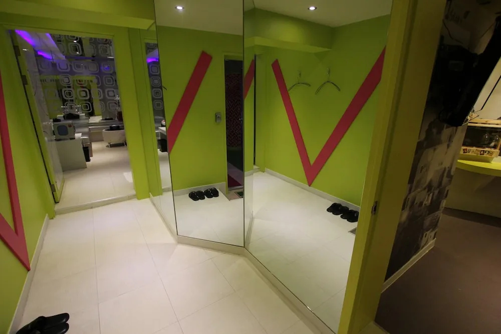 V1 Hotel