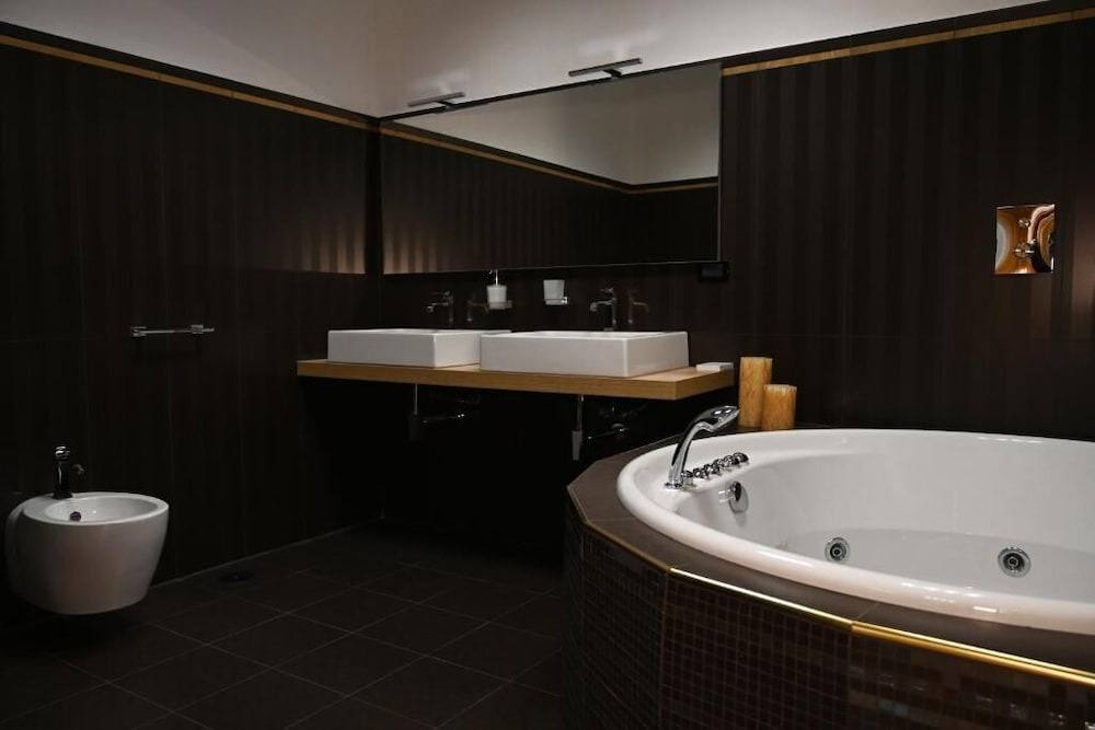 Palace Eight - Suites & Spa