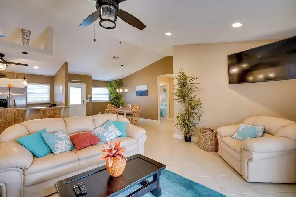 Pool & Outdoor Bar: Cape Coral Home