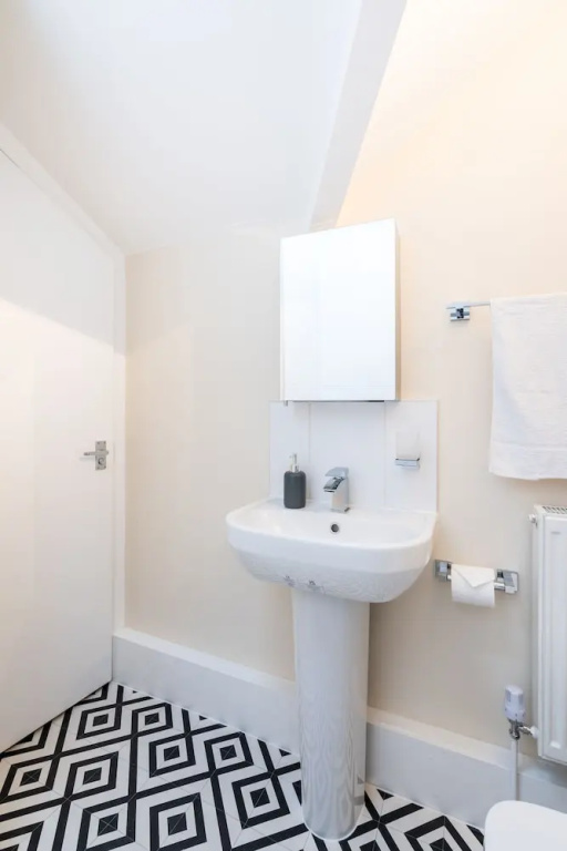 1bd Apt for 2-4. New Decor & Furnishings