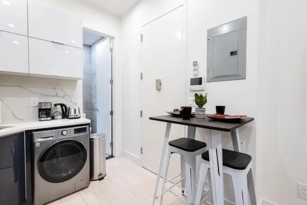 317-1a New Modern 1BR W D Walk to Central Park