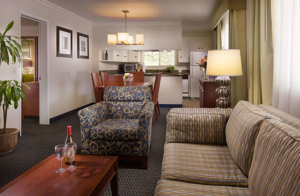 West Beach Inn, a Coast Hotel