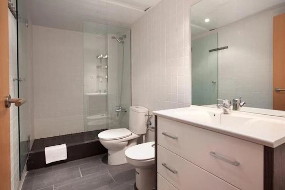 Spacious Apartment for Families Near Park Guell