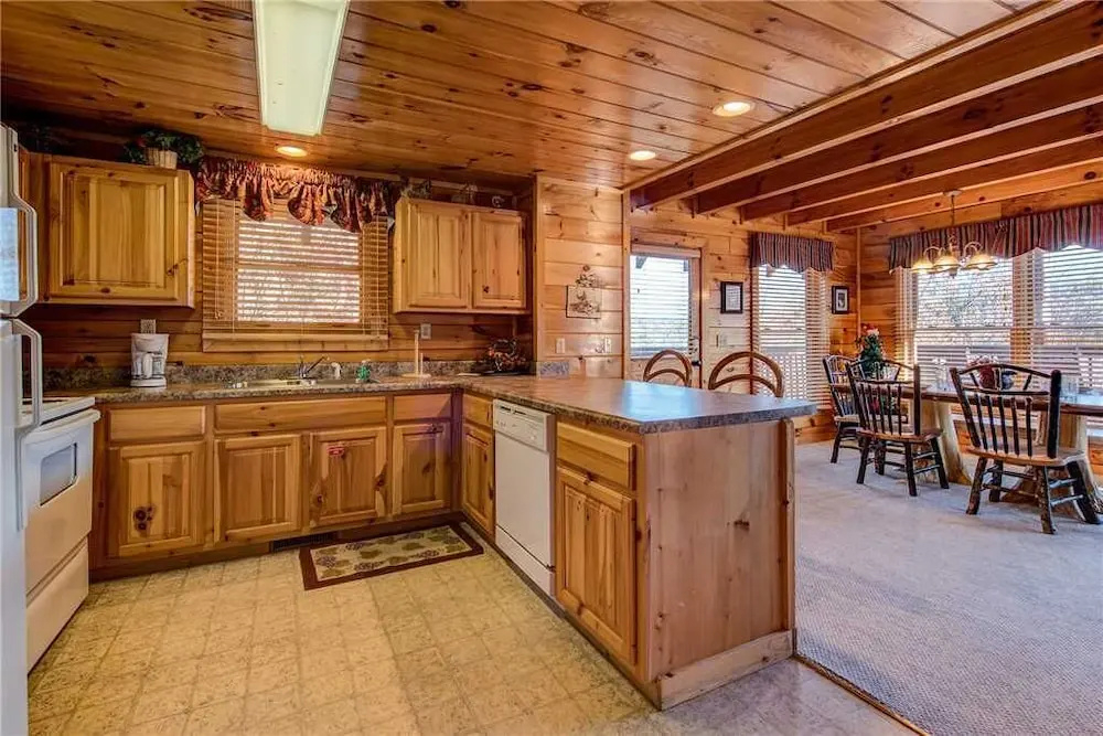Chalet of Dreams, 2 Bedrooms, Sleeps 6, Pool Table, WiFi, Hot Tub, Mtn View