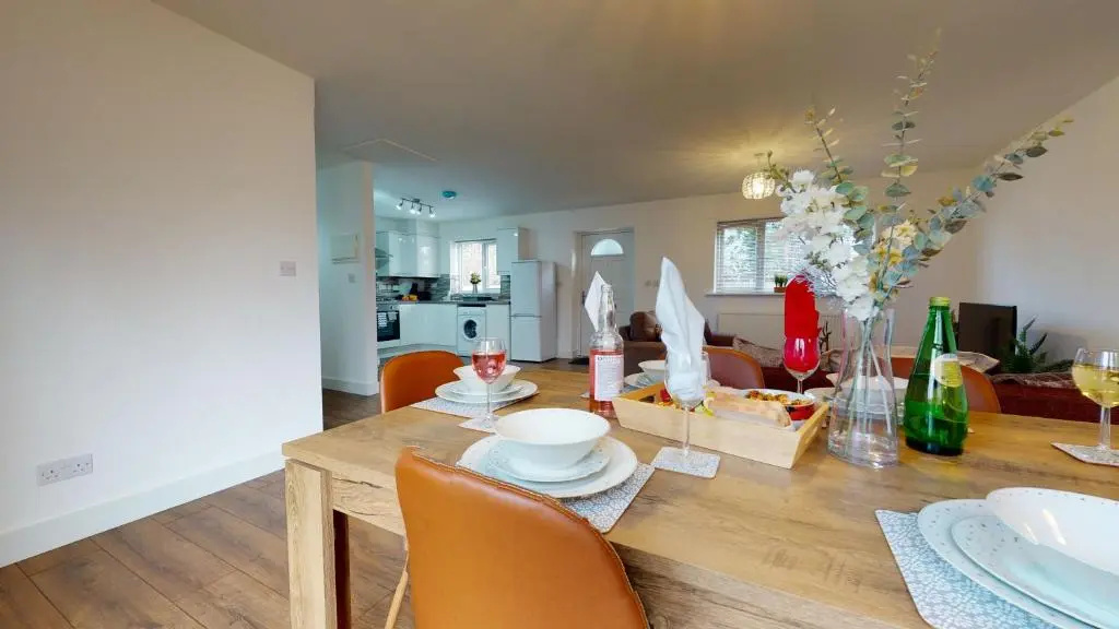 SRK Serviced Accommodation, 2 Bedroom Private Apartment, Business, Leisure, Contractors