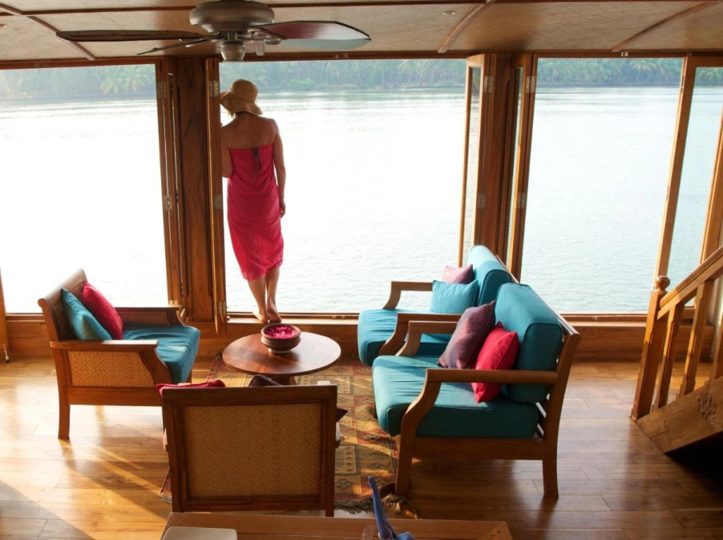 The Lotus - Houseboat