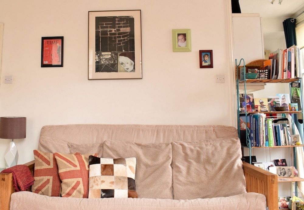 Spacious Studio Apartment in Portobello Road