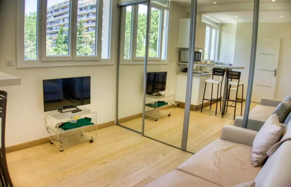 Cannes charming studio 50 meters from the beach !!