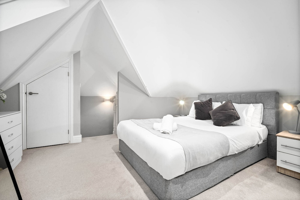Grand 5 Bedrooms and 3 Bath Birmingham Home