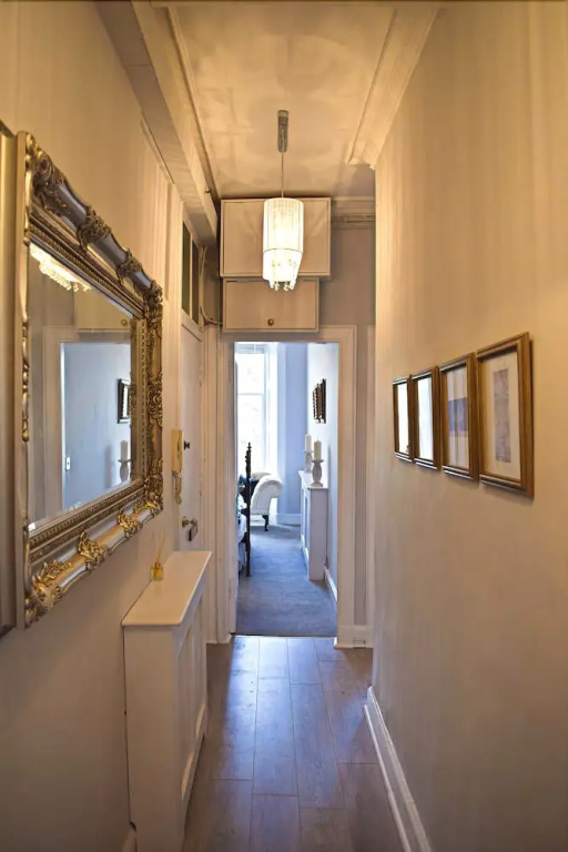 Jeffrey Street Apartment: Heart of the Old Town